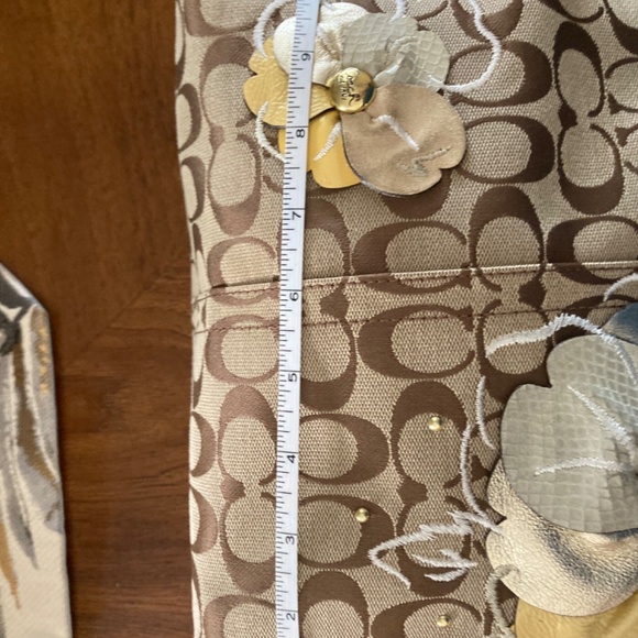 COACH CANVAS SIGNATURE FLOWER APPLIQUE BAG - Picture 7 of 7